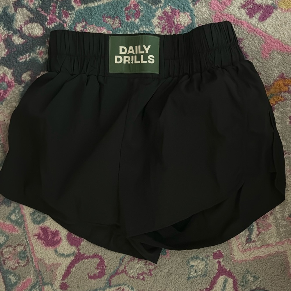 Daily Drills Bounce Shorts in black